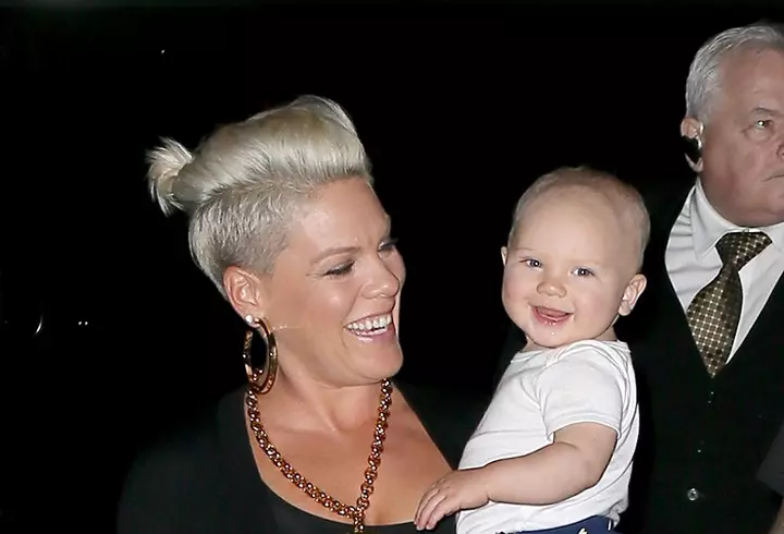 Cara Delevingne a dezvăluit că producătorul Harvey Weinstein, acuzat de hărțuire sexuală, i-a cerut să facă threesome: „Ne-a cerut să ne sărutăm și...”