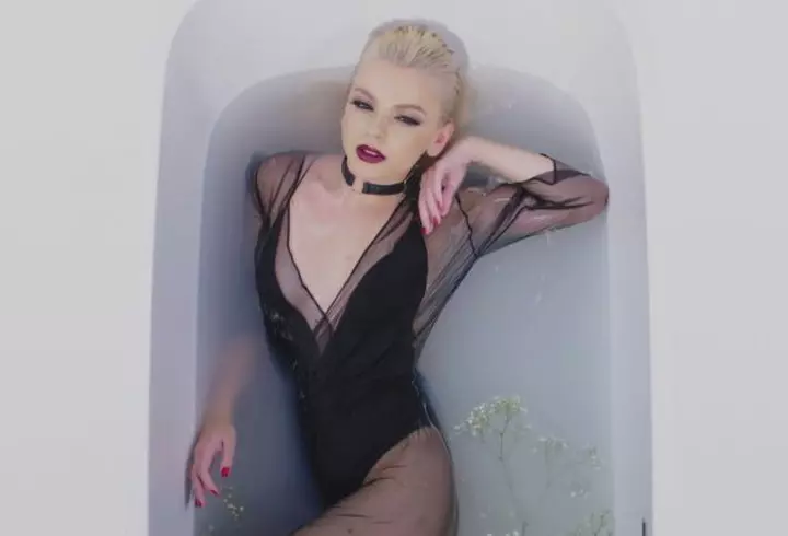 Speak ne cânta despre “Pernele și patul” său!