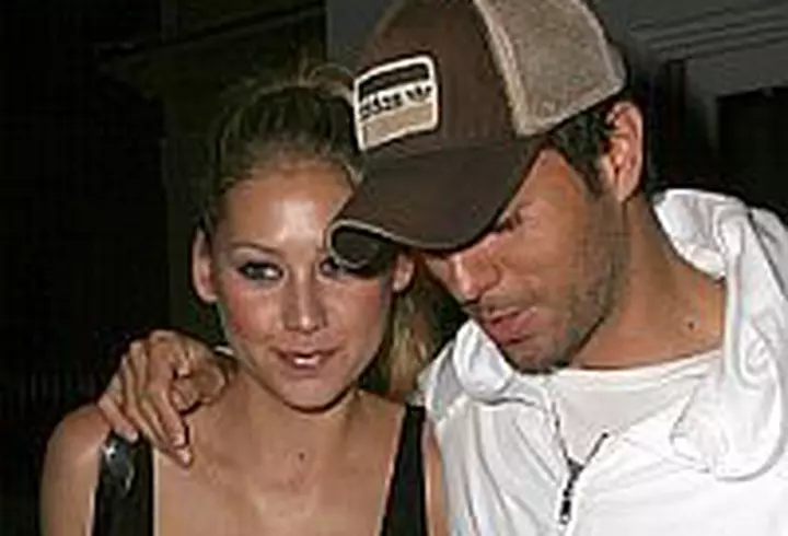 Enrique Iglesias va fi din nou tată. Anna Kournikova este însărcinată cu al patrulea copil, la 44 de ani