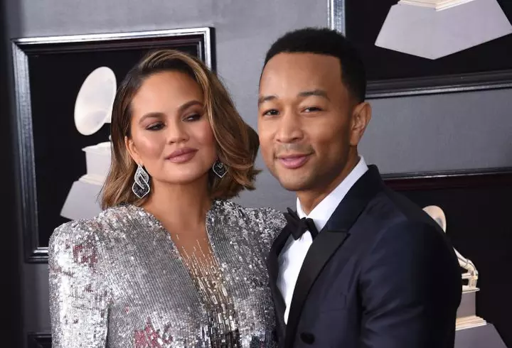 Kim Kardashian „lovește” din nou! Vedeta a pozat full topless!