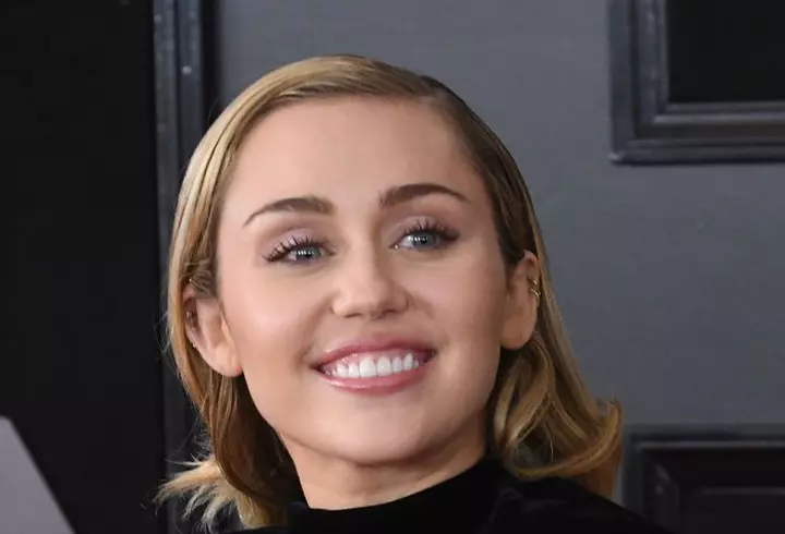 Kim Kardashian „lovește” din nou! Vedeta a pozat full topless!