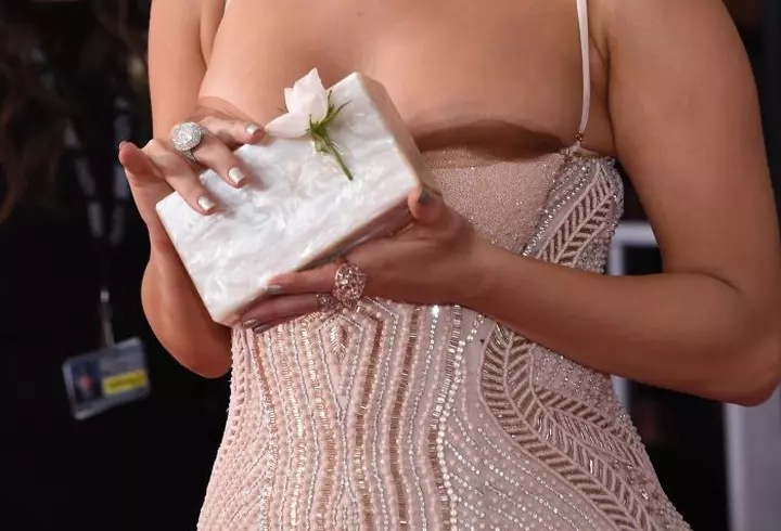 Kim Kardashian „lovește” din nou! Vedeta a pozat full topless!