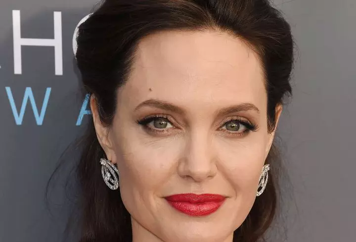 Pudra bronzantă: cea mai simplă metodă de aplicare