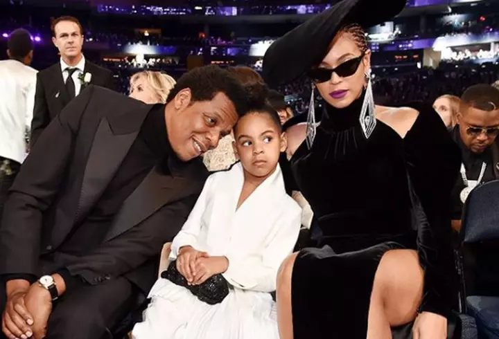 Kim Kardashian „lovește” din nou! Vedeta a pozat full topless!