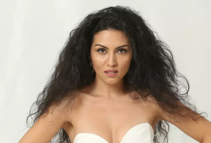 Elena Băsescu a plecat din țară împreună cu iubitul, după ce s-a aflat că e însărcinată