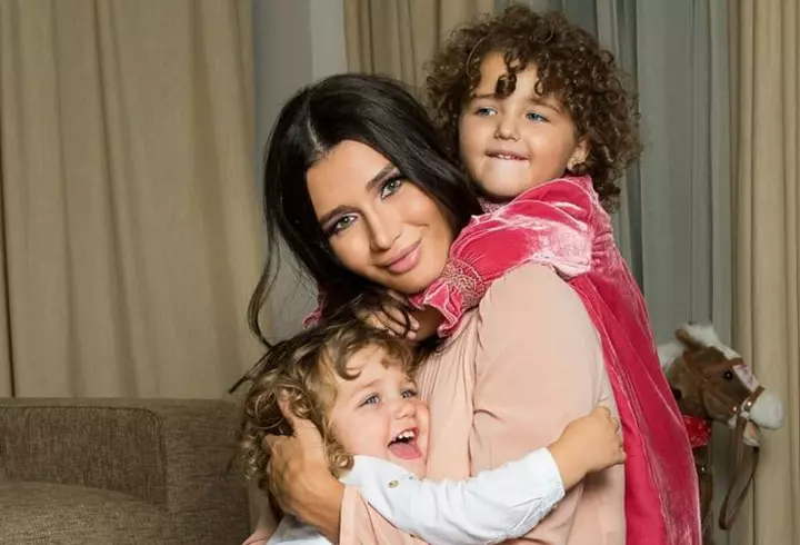 Elena Băsescu a plecat din țară împreună cu iubitul, după ce s-a aflat că e însărcinată