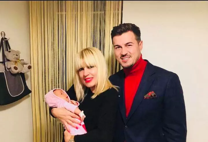 Elena Băsescu a plecat din țară împreună cu iubitul, după ce s-a aflat că e însărcinată