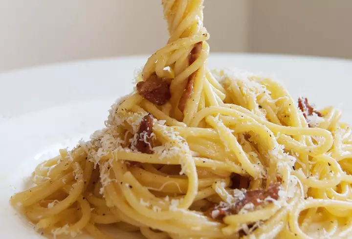 Elena Băsescu a plecat din țară împreună cu iubitul, după ce s-a aflat că e însărcinată