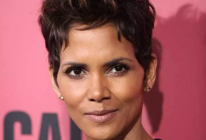 Andreea Bălan, primele declarații din spital. Proaspăta mămică mulțumește medicilor că au salvat-o