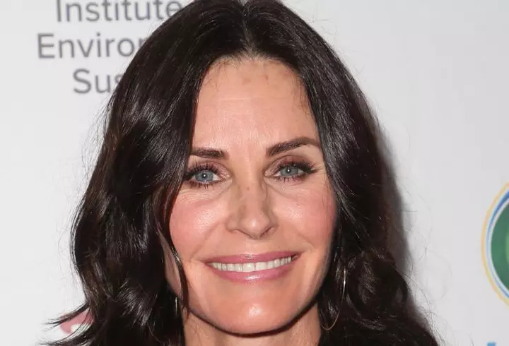 De ce trebuie să-ți cureți fața după ce te speli pe cap