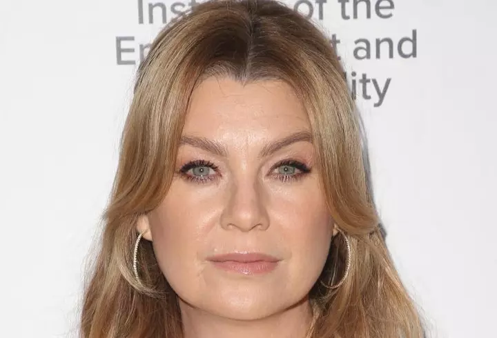 De ce trebuie să-ți cureți fața după ce te speli pe cap