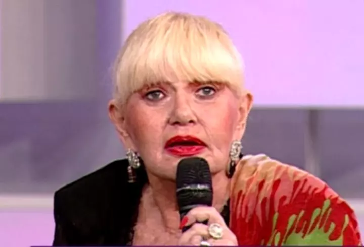 Brigitte Macron a impresionat într-o ţinută roz! Geanta valorează peste 3.000 de euro