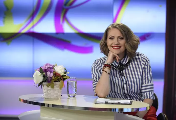 8 ani de relaţie şi 5 copii n-au stins pasiunea în cuplul Anca Serea - Adi Sînă