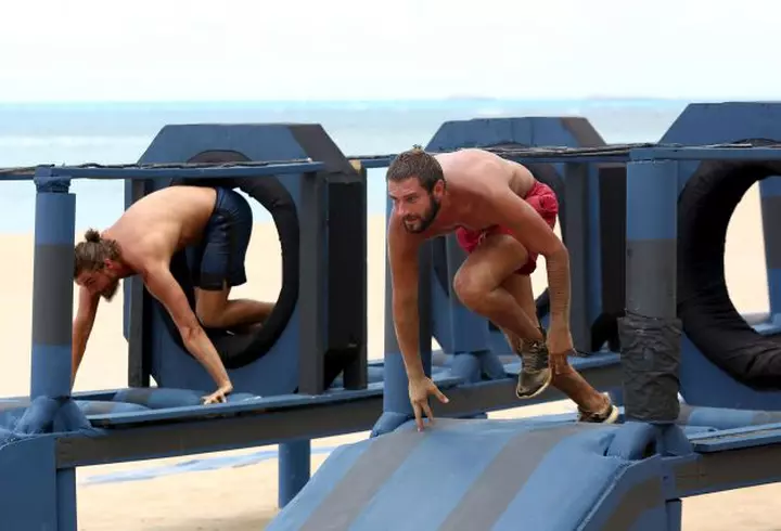 Fiica lui Mihai Petre îşi moşteneşte tatăl. Este pasionată de dans