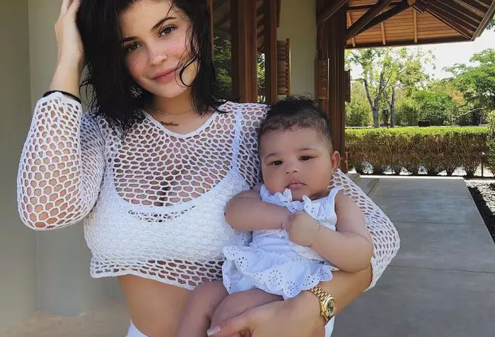 EXCLUSIV. Paris Hilton a venit în România cu bijuterii de 700.000 de dolari și cu 200 kg de bagaje