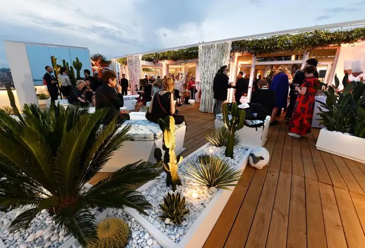 (P) Trusoul pentru botez, de la tradiție la stil modern