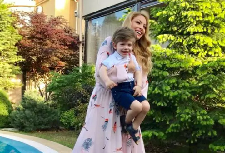 Părinții o susțin necondiționat pe Nicole Cherry. Cum a trecut artista peste despărțirea de iubit