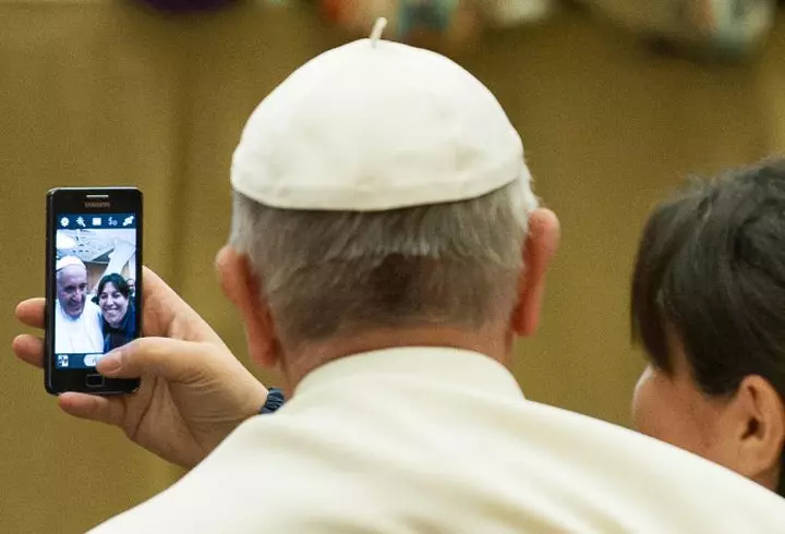 Regina Elisabeta a II-a refuză să se opereze dintr-un motiv incredibil, deși are dureri mari