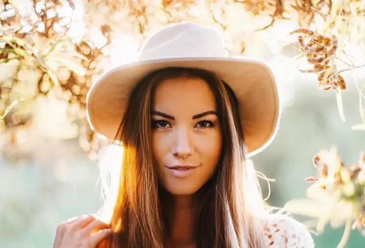 Cum să-ți protejezi părul când faci baie în mare sau în piscină