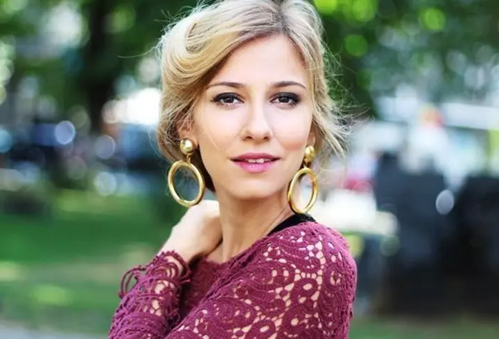 Cod roșu de sex-appeal! Proba de foc: cum arată vedetele în costum de baie vara asta