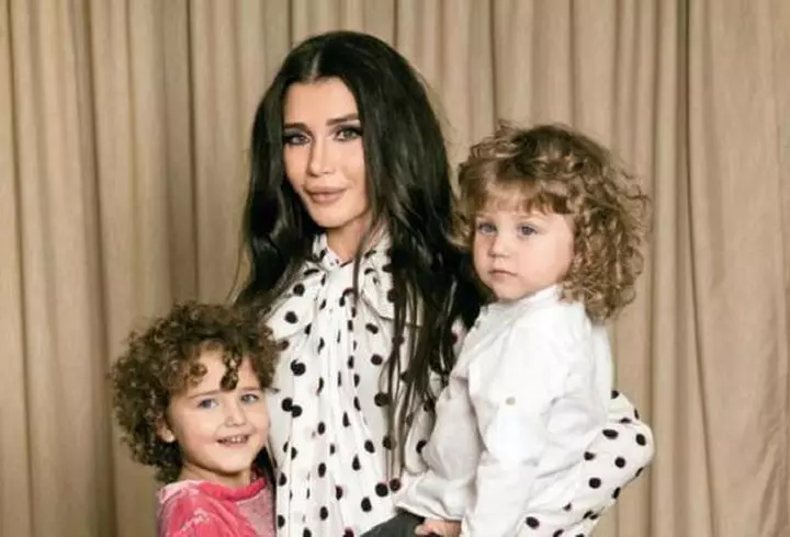 EXCLUSIV. Paris Hilton a venit în România cu bijuterii de 700.000 de dolari și cu 200 kg de bagaje