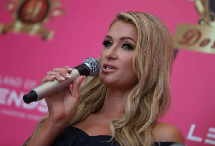 EXCLUSIV. Paris Hilton a venit în România cu bijuterii de 700.000 de dolari și cu 200 kg de bagaje