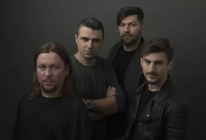 Motivul ciudat pentru care actrița Kristen Bell poartă mănuși în piscină