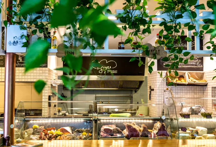 Câinii Elisabetei a II-a au valeți personali și sunt tratați regește!