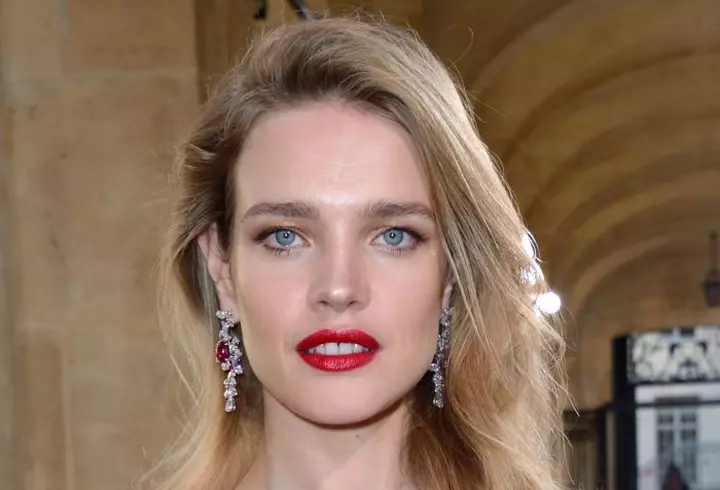 Cum să-ți îngrijești buzele uscate și crăpate