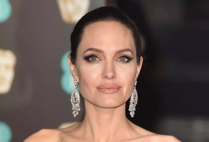 Cum să-ți îngrijești buzele uscate și crăpate