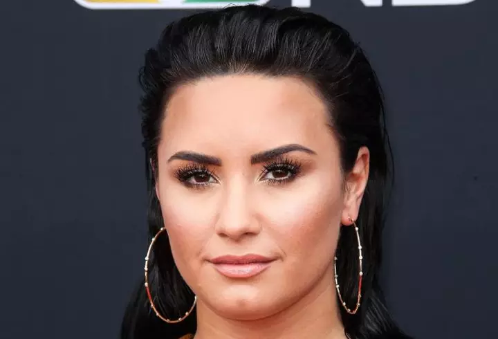 Cum să-ți îngrijești buzele uscate și crăpate