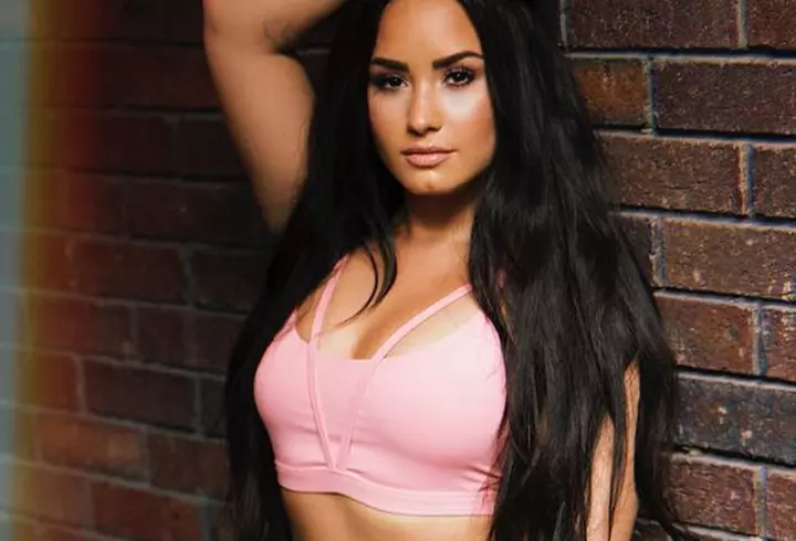 Cum arată Adelina Pestriţu la doar 6 zile după ce a născut! A avut curaj să îmbrace un tricou mulat pe abdomen