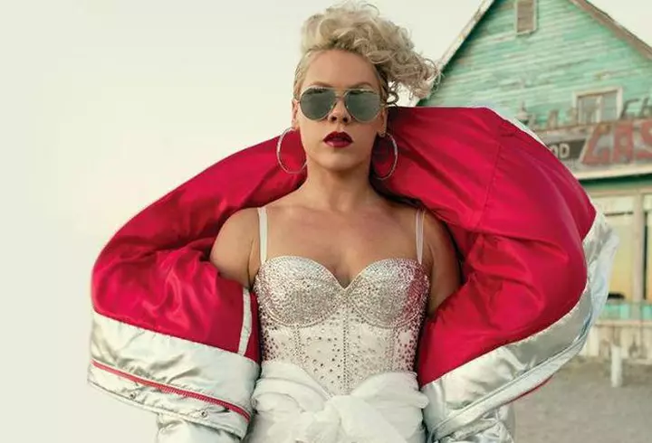 Cum arată Adelina Pestriţu la doar 6 zile după ce a născut! A avut curaj să îmbrace un tricou mulat pe abdomen