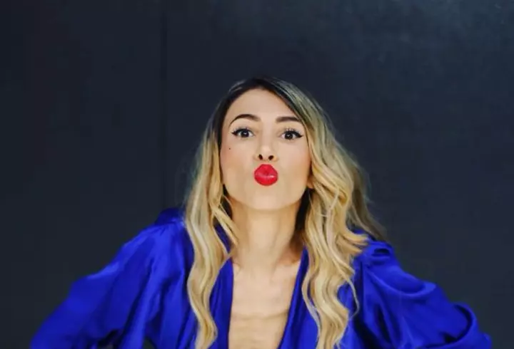 Dana Rogoz, ținta unui atac în social media: ”Ai urechi mari, nas mare, dinți strâmbi, cearcăne”. Reacția vedetei este de nota 10!