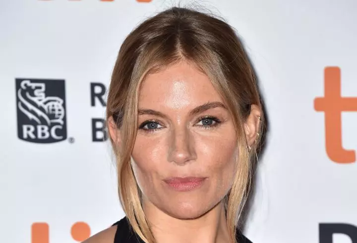 O prepari la tine în bucătărie! Pastă de dinți cu turmeric pentru albire dentară