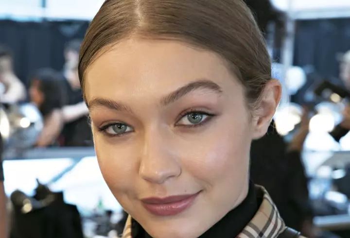 O prepari la tine în bucătărie! Pastă de dinți cu turmeric pentru albire dentară