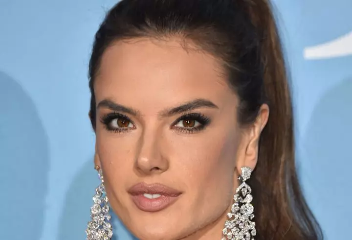 O prepari la tine în bucătărie! Pastă de dinți cu turmeric pentru albire dentară