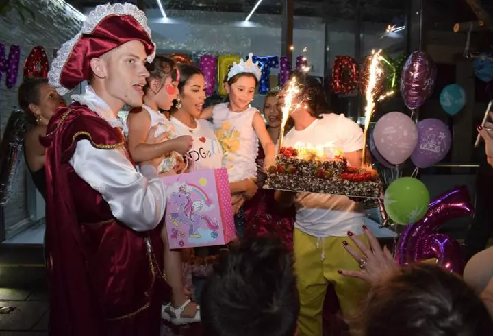 Giulia s-a lăsat pe mâna medicului estetician: ”Nu o să arăt ca venind de la muzeul figurilor de ceară”. Iată rezultatul!