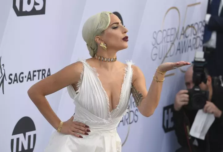 20 de celebrități care nu beau alcool niciodată. Ben Affleck, Gerard Butler și Brad Pitt au avut grave probleme cu băutura!