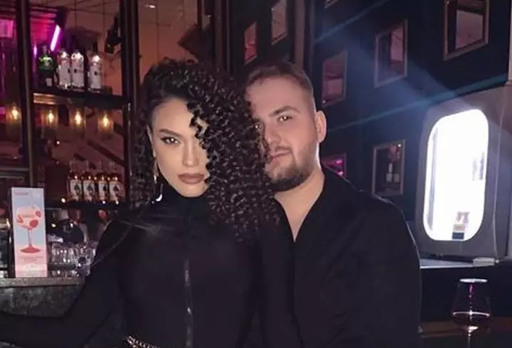 Elena Gheorghe și familia, pictorial EXCLUSIV în VIVA! de aprilie. Povestea nespusă a unei iubiri interzise