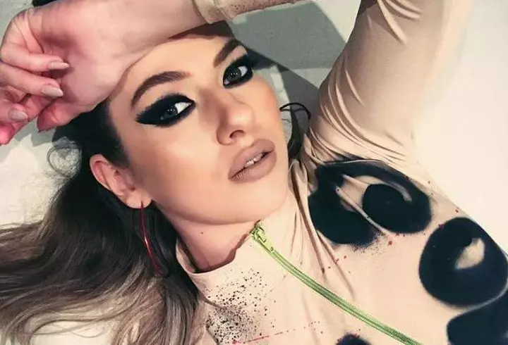 Cine este Izabela Stress, cel mai de succes român pe YouTube! Câștigă 40.000 de dolari pe zi din videoclipuri în care face slime!