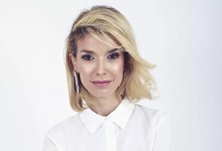 La 42 de ani, Mihaela Cernea, blonda din trupa Class, arată mai bine decât în tinereţe. Parcă ar fi sora copiiilor săi!