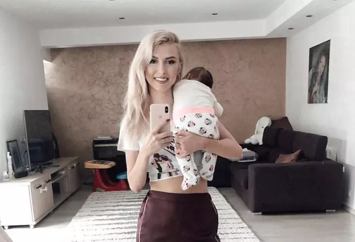 La 42 de ani, Mihaela Cernea, blonda din trupa Class, arată mai bine decât în tinereţe. Parcă ar fi sora copiiilor săi!