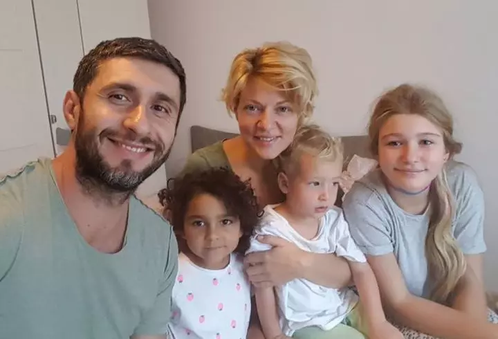 La 42 de ani, Mihaela Cernea, blonda din trupa Class, arată mai bine decât în tinereţe. Parcă ar fi sora copiiilor săi!