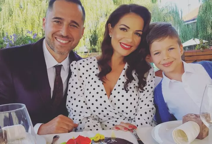 La 42 de ani, Mihaela Cernea, blonda din trupa Class, arată mai bine decât în tinereţe. Parcă ar fi sora copiiilor săi!