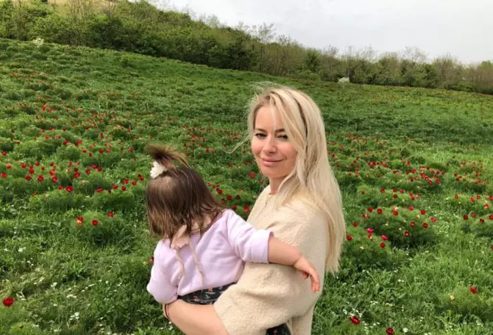 Lidia Buble a prins buchetul. Artista a fost fără Răzvan Simion la nunta surorii ei