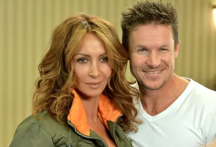 La 42 de ani, Mihaela Cernea, blonda din trupa Class, arată mai bine decât în tinereţe. Parcă ar fi sora copiiilor săi!