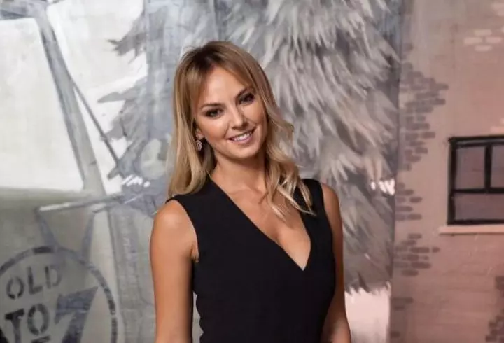 La 42 de ani, Mihaela Cernea, blonda din trupa Class, arată mai bine decât în tinereţe. Parcă ar fi sora copiiilor săi!