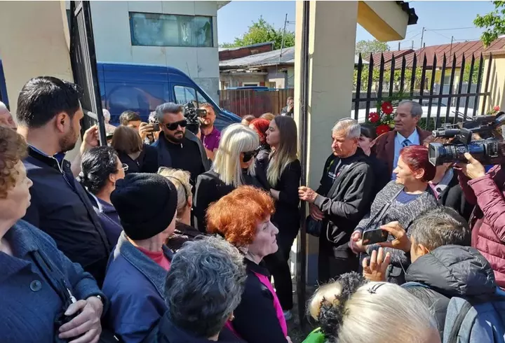 Ce familie frumoasă are Dana Nălbaru! Cântăreața are 3 copii cu Dragoș Bucur, însă fata cea mare arată de parcă i-ar fi soră!