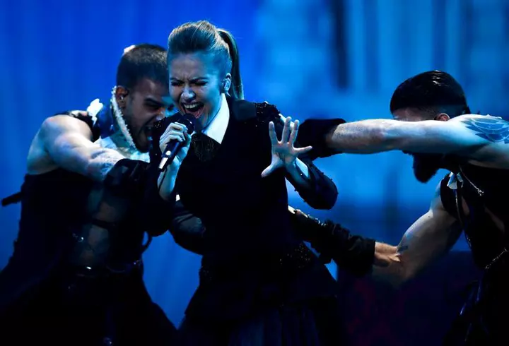 La 42 de ani, Mihaela Cernea, blonda din trupa Class, arată mai bine decât în tinereţe. Parcă ar fi sora copiiilor săi!